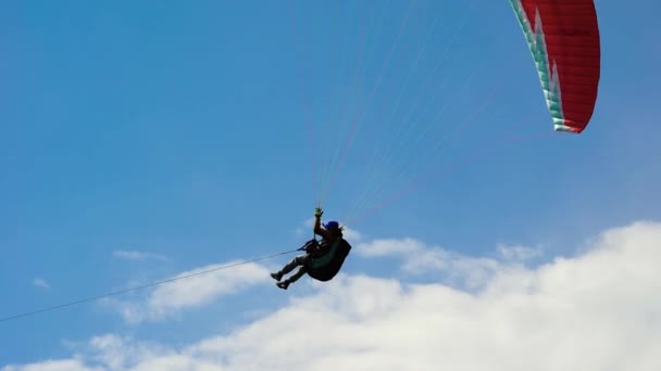在天空中，滑翔伞在空中的溪流中。当你飞像一只鸟，在一个巨大的高度自由。极限运动. — 图库视频影像