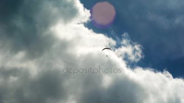 Yamaçparaşütü gökyüzünde uçar hava akışı. Özgürlük, muazzam bir yükseklikte bir kuş gibi uçmak. Doğa sporları.