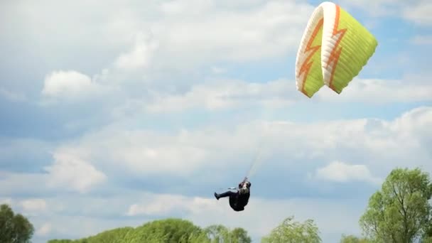 A siklóernyő leveszi a csörlő területén. Extrém sportok is egyre népszerűbb. Egy férfi, bátran repül az égen. — Stock videók