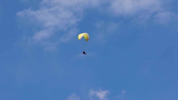 El parapente en el cielo, vuela en las corrientes de aire. Libertad, cuando vuelas como un pájaro, a una altura tremenda. Deportes extremos . — Vídeo de stock