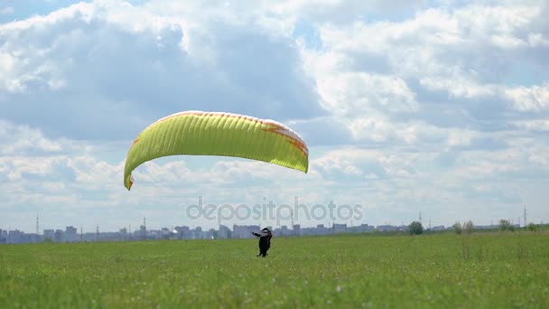 Parapente masculino, comprueba el equipo en tierra. La seguridad es importante para volar en el cielo . — Vídeo de stock