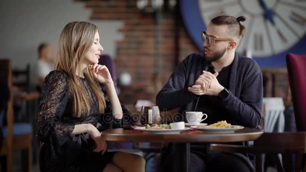 Gelukkige paar vergadering in coffeeshop. Collega's uitgaven lunch break samen overwegen hun bedrijf. De ontwerper van de mannelijke en vrouwelijke opdrachtgever debatteren details van toekomstige project nevenactiviteiten. — Stockvideo