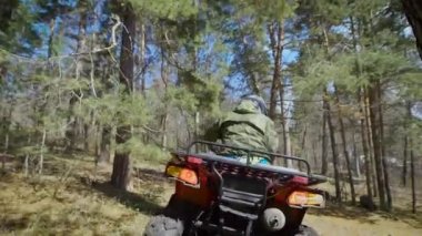 Ormanda Atv üzerinde aşırı tatil. Erkekler meşgul motor sporları içinde dört kiralama ülke yollarda sürme için ideal bir araçtır. Engelleri aşmak için ve arazi fethetmek için tüm çark sürücü yardımcı olur