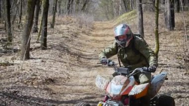 Ormanda Atv üzerinde aşırı tatil. Erkekler meşgul motor sporları içinde dört kiralama ülke yollarda sürme için ideal bir araçtır. Engelleri aşmak için ve arazi fethetmek için tüm çark sürücü yardımcı olur