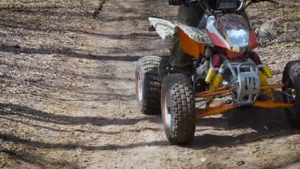 Extreme vacation in the woods on the ATV. Men engage in motor sport, quad bike is an ideal means for riding on country roads. All wheel drive helps to overcome obstacles, and to conquer the terrain — Stock Video