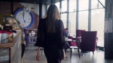 Kafede oturan genç bir çift. Kafede masada oturan ve gülümseyen genç şık çift.