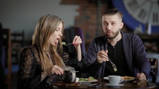 Paar genieten van diner samen. Jonge mooie paar vergadering en samen eten in restaurant. — Stockvideo
