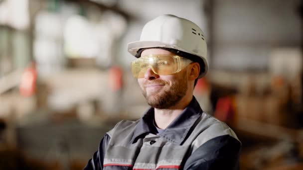 Retrato de um trabalhador de construção adulto em um capacete protetor, uma pessoa goza do processo de construção de alta qualidade de seus subordinados — Vídeo de Stock