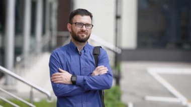 Bir meslektaşım beklentisiyle firmasının building yakınındaki bir işadamı duruyor gibi adam arayan bir konsantre bir sakal ve siyah saçlı,