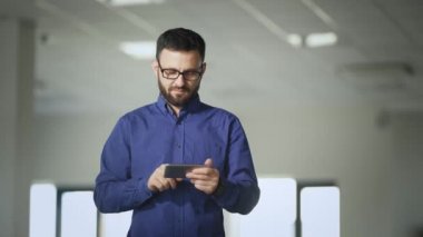 Internet mail bir cep telefonu üzerinde büyük yatırım şirketi orta yaşlı bir orta yaşlı işçi denetler, Yetişkin bir adam bir binada standları