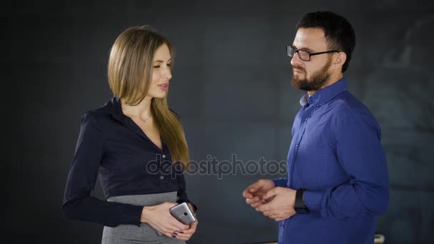 대표적인 종류와 미소, 대기업의 사무실 건물에서 사업 아이디어에 대해 얘기 하는 그의 손에 전화 여자의 남자 — 비디오