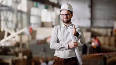 Plastik pencere üretimi için inşaat sahasında baş mimarı. Özel bir kask ve el proje ile mimar.