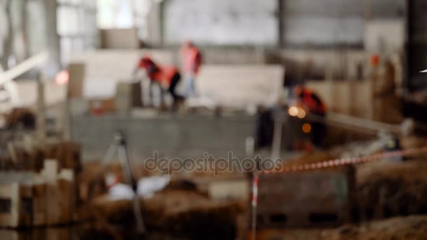 Architekt und Arbeiter auf der Baustelle. Bau einer Industrieanlage. der Mitarbeiter zeigt verschiedene Tätigkeitsbereiche auf der Baustelle. — Stockvideo