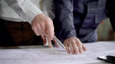 Endüstriyel bir tesisi inşaatı baş mimarı kabinesinin. Ana çizim ve inşaat planının bir tartışma.