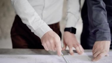 Şantiyede iş adamı. Bir tartışma ana çizim ve inşaat arasında kurucusu ve asıl ana planı.