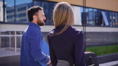 Sokak. İşçi sokakta molası sırasında yürüyüş yapın. Bir adam iş konularda Şef Ofis Yöneticisi ile anlatılır..