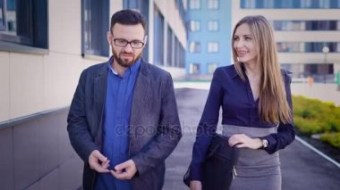 Ofis Binası. Yönetmen iş merkezi ve sekreterlik sırasında bir ara sokakta. Adam işini daha da genç bir işçi ile anlatılır..