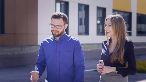 Strada. Business center. I lavoratori passano il tempo libero per strada durante una pausa. Il giovane discute di affari con il capo . — Video Stock