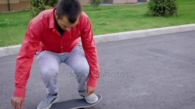 Kırpma sportif adam Park mesafe atlama