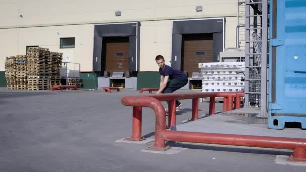 Ung man på skateboard ridning ovan metall staket på gatan — Stockvideo