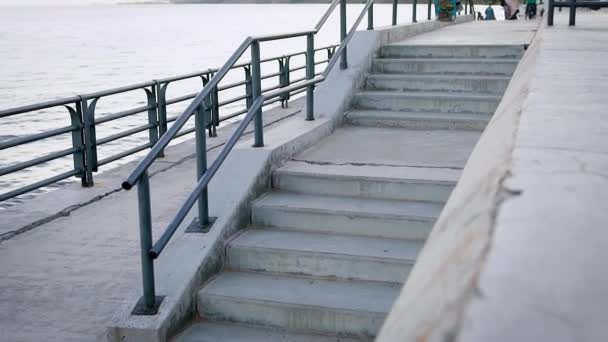 Ανώνυμος νεαρός αθλητική ιππασία skate κάτω από σκάλες — Αρχείο Βίντεο