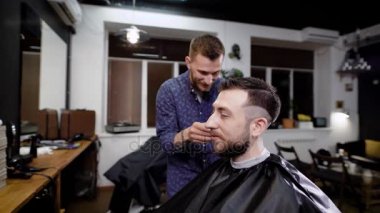 Genç bir adam için berber şık saç kesimi ve moda stil profesyonel kuaför almak için geldi