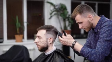 Bir ziyaretçi, berber berber içinde şık bir saç modeli almaya geldim, Yetişkin bir adam olmak süs için saç bekliyor