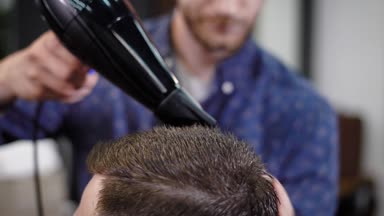 saç kurutma makinesi sıcak hava yardımıyla istemcileri baş Kuaför kurur berber dükkanı için gelen bir adam Başkanı vurdu kapatın