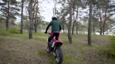 Aşırı çapraz yol at binme. Motorcu enduro Bisiklet motocross ormanda sürme.