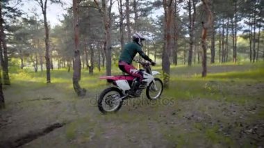 Motokros, enduro binici bir ormanda. Aşırı off-road yarış. Hard enduro motosiklet.