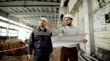 İnşaat İşçileri yeni tartışırken proje planınızda. Foreman ve İmar inşaat yeni proje planı üzerinde işbirliği Oluşturucu.