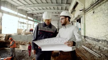 Danışman ve inşaat alt proje tartışıyor. Yapı yüklenici ve eski yenilenmesi için yeni proje planı üzerinde birlikte Oluşturucu.