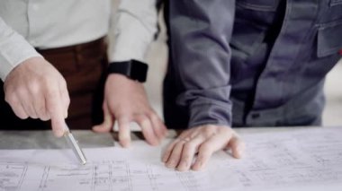 Yüzü olmayan işçilerin planı ile çalışma. Yüzü olmayan insanlar planı süre çalışma ve yeni proje üzerinde işbirliği masaya keşfetmek.