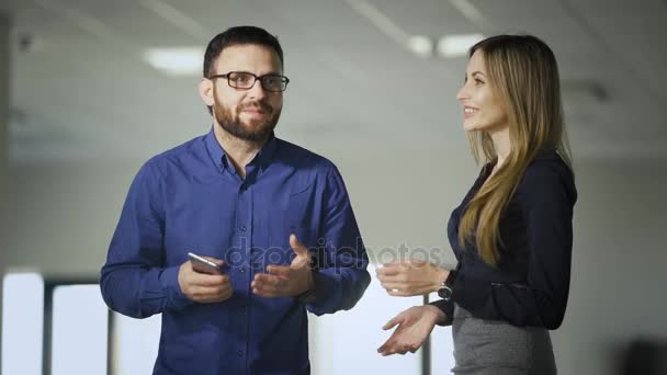 Colleghi che parlano in carica. Allegro uomo d'affari e donna coworking e comunicare in piedi in ufficio insieme . — Video Stock