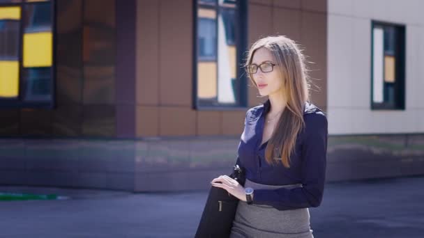 Donna d'affari di successo che trasporta borsa. Fiduciosa giovane donna che tiene la borsa e cammina per strada presso l'edificio per uffici . — Video Stock