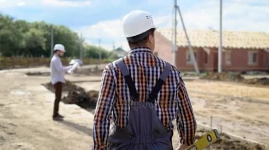 Yaz aylarında sitesinde çalışırken aracı holding anonim adam