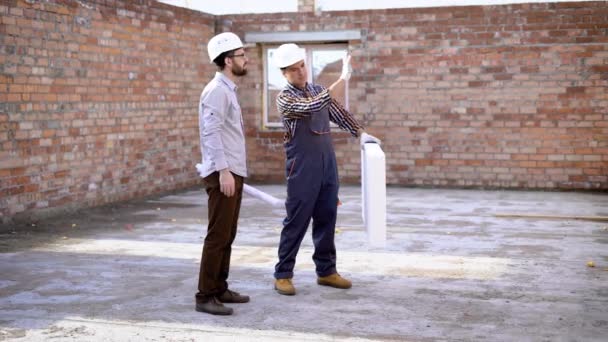 Supervisor and builder collaborating on site working on new project — Stock Video