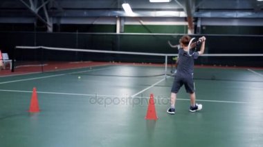 Büyük kız ya da eğitmen Tenis oynarken iki erkek. Mahkeme uygulamada spor