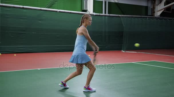 Junges Mädchen beim Tennisspielen. gesunder Lebensstil und tägliche Praxis. — Stockvideo