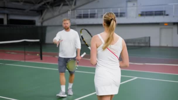 테니스 복식 게임에서 후 두 팀. — 비디오