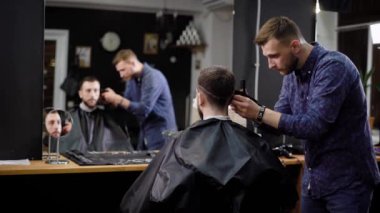 Berber saç yapma ana süre oturan yansıma bakıyorsun adam