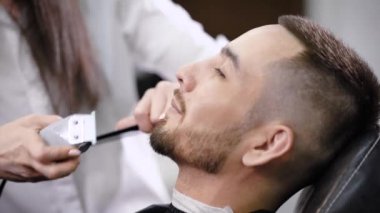 Tanınmayan ana adamın sakal düzeltici kuaför dükkanı ile damat