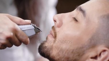 Gözlü erkek istemci tanınmaz Kuaför kırpma bıyık kapalı