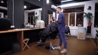 Ana penye saç berber dükkanı erkek müşteriye yan görünüm