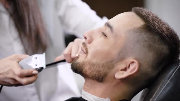Barba de aseo maestro irreconocible del hombre con trimmer en la peluquería — Vídeo de stock
