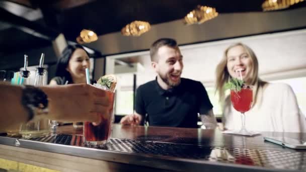 Happy vrienden lachen, glimlachen en wachten voor cocktail — Stockvideo