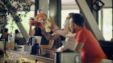 Grup arkadaşıyla birlikte barda içki içiyorduk. Gençler bir barda zevk