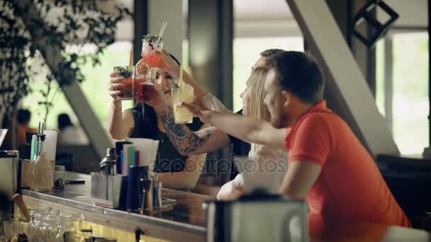 Grupo de amigos a beber no pub. Jovens desfrutando em um bar — Vídeo de Stock