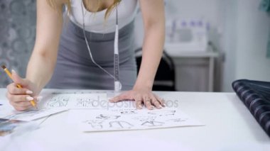 Moda tasarımcıları, devam eden'de fabrika terzi tabloda çalışma.