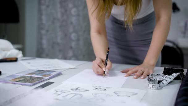 Prozess der Zeichnung neuer Skizzen für Designer-Kleidung. — Stockvideo